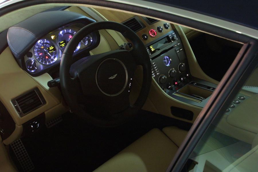 Интерьер Aston Martin DB9 2004 года  (WW) (фото 3 из 39)